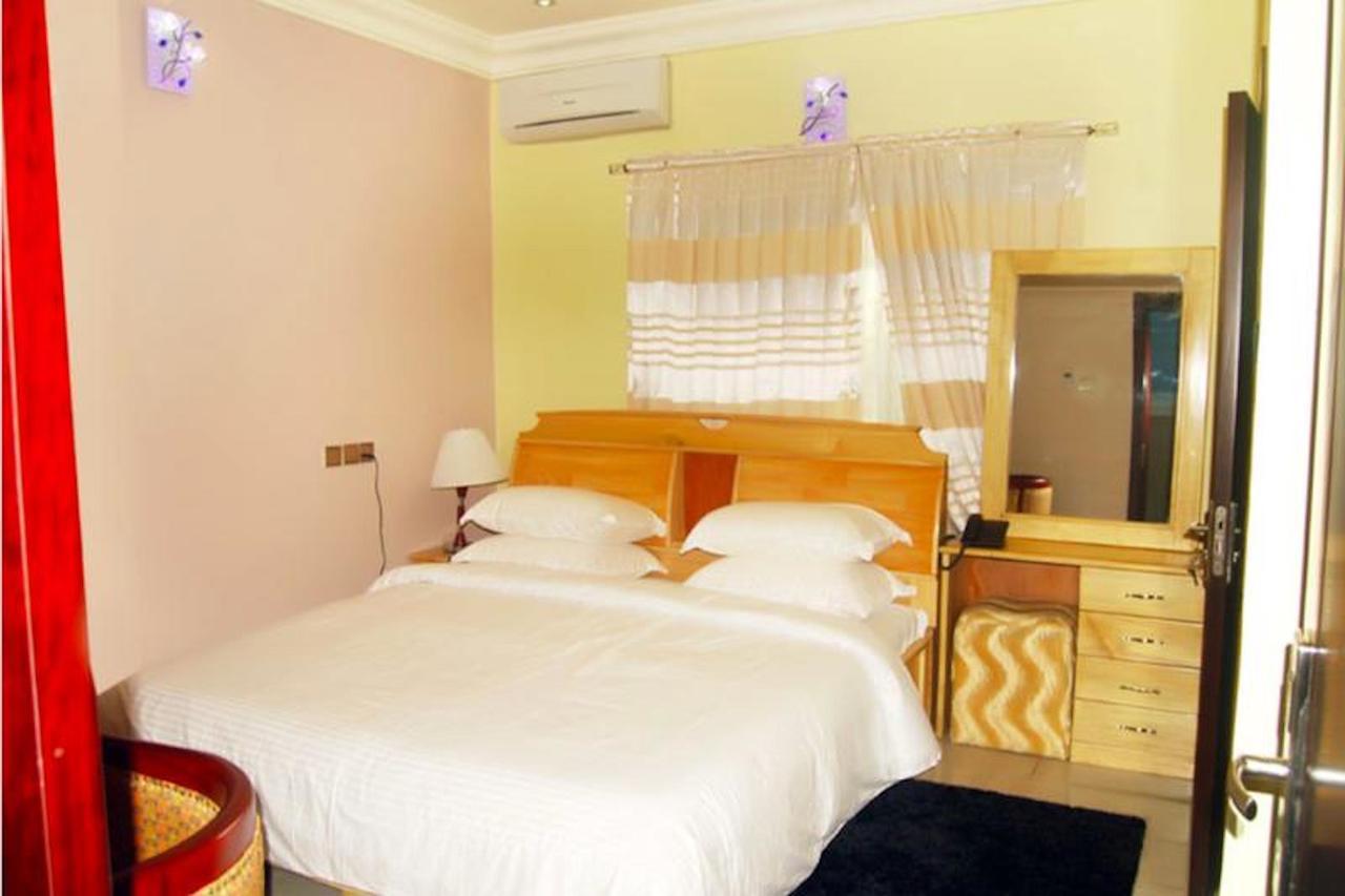 Milestone Hotel Ogombo Luaran gambar