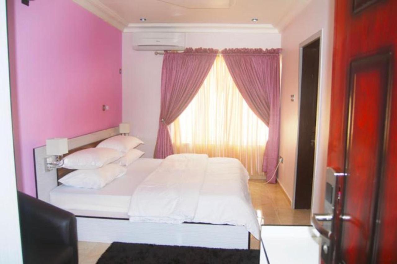 Milestone Hotel Ogombo Luaran gambar